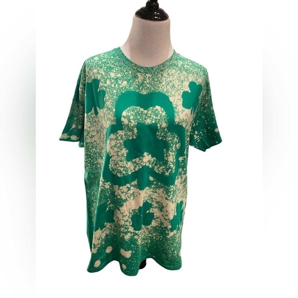 SHAMROCK BLEACH SPLATTER GILDAN GRAPHIC TEE IN GREEN Size Large